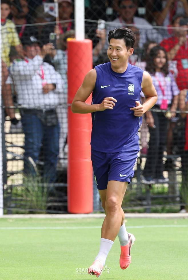 손흥민이 6일 오후 3시부터 4시 30분 경(현지시간)까지 멕시코 과달라하라의 베이스캠프 훈련장 치바스 바예 베르데에서 진행된 국제축구연맹(FIFA) 주관 커뮤니티 트레이닝 중 러닝하며 관중석을 바라보고 있다. /사진=김진경 대기자