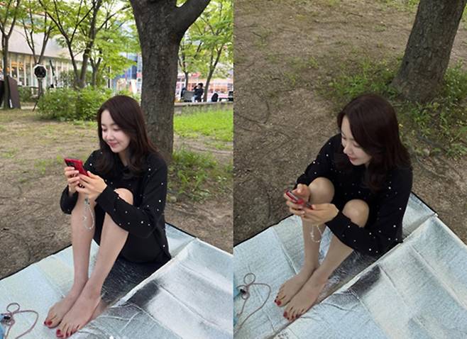 Actress So Yi-hyun showed off her unchanging, youthful beauty.On the 8th, So Yi-hyun posted several photos on her personal account.In the photos, So Yi-hyun is seen sitting on a mat in an outdoor space that appears to be a park, looking at her mobile phone. Wearing a black knit dress, she exuded an innocent vibe despite her casual attire.In particular, So Yi-hyun boasted distinct features and blemish-free skin even in a natural look that was close to barefaced. Her ageless beauty and youthful visuals, which make it hard to believe she is in her 40s, drew admiration.In the photos, So Yi-hyun also enjoyed a relaxed daily life, striking natural poses barefoot. Her radiant beauty caught the eye even in her simple styling.Along with the photos, So Yi-hyun revealed her cheerful side by writing, They told me to take the picture from the top of my head... Is this right?Meanwhile, So Yi-hyun is married to actor In Gyo-jin and has two daughters. Even recently, she continues to communicate with fans through social media by sharing stories about her daily life and family.Photo = So Yi-hyun account