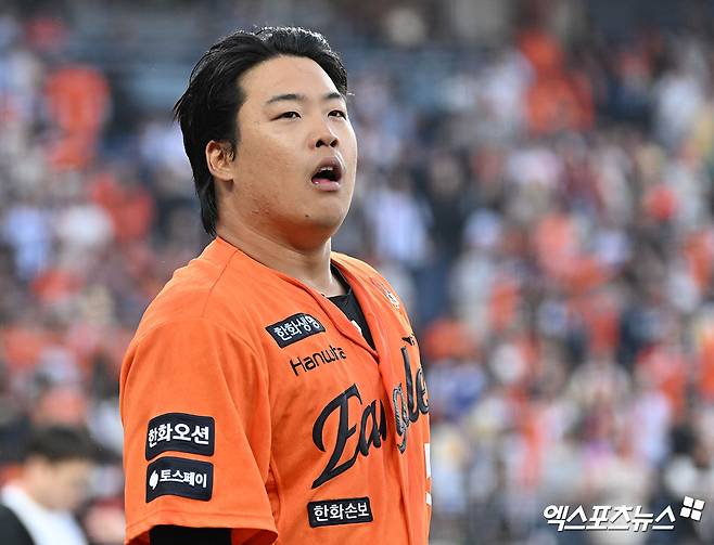 한화 이글스 강백호가 2026 신한 SOL KBO 리그 5월 월간 MVP로 선정됐다. KBO는 8일 강백호가 5월 월간 MVP 기자단 투표 총 35표 중 22표(62.9%), 팬 투표 45만 3247표 중 20만 7232표(45.7%)로 총점 54.29점을 획득, 기자단 투표 6표, 팬 투표 7만 6373표로 총점 17점을 기록한 KIA 타이거즈 황동하를 제치고 5월 월간 MVP로 선정됐다고 발표했다. 강백호는 5월 23경기에 나서 타율 0.424(92타수 39안타) 8홈런 30타점에 출루율 0.495, 장타율 0.783, OPS 1.278로 상대 투수들에 맹폭을 퍼부었다. 강백호는 5월 타점과 장타율에서 압도적인 1위를 차지했다. 타격과 출루율, 최다 안타 2위, 홈런 공동 2위, 득점 부문 공동 4위에 이름을 올렸다. 엑스포츠뉴스DB
