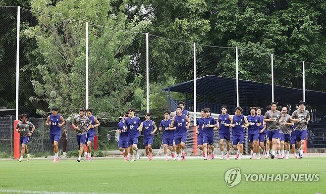 러닝으로 몸 푸는 한국 대표팀 (사포판[멕시코 할리스코주]=연합뉴스) 최재구 기자 = 2026 북중미 월드컵에 출전하는 한국 축구 국가대표팀이 7일(현지시간) 멕시코 과달라하라 인근 사포판의 치바스 바예 베르데에서 열린 팀 훈련에서 러닝으로 몸을 풀고 있다.  2026.6.8 jjaeck9@yna.co.kr