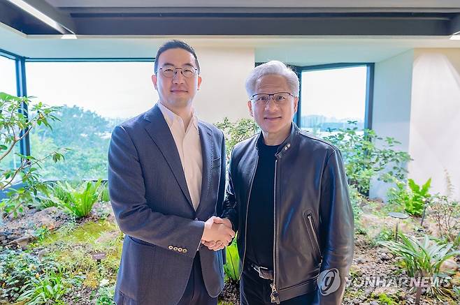 기념 촬영하는 구광모 LG 대표와 젠슨 황 CEO (서울=연합뉴스) 8일 서울 여의도 LG트윈타워에서 구광모 LG그룹 회장(왼쪽)과 젠슨 황 엔비디아 최고경영자(CEO)가 기념 촬영하고 있다. 2026.6.8 [LG 제공. 재판매 및 DB 금지] photo@yna.co.kr
