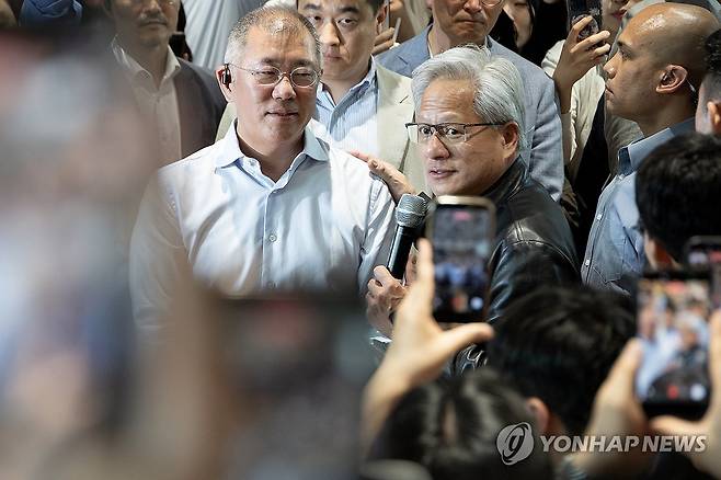 모베드 시연 본 뒤 발언하는 젠슨 황 (서울=연합뉴스) 서대연 기자 = 젠슨 황 엔비디아 최고경영자(CEO)가 정의선 현대자동차 그룹 회장과 8일 서울 서초구 현대자동차그룹 양재 사옥을 방문해 이동형 로봇 플랫폼 '모베드(MobED)' 시연을 본 뒤 발언하고 있다. 2026.6.8 [공동취재] dwise@yna.co.kr