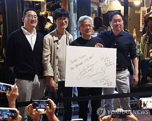 '화기애애'     (서울=연합뉴스) 윤동진 기자 =  젠슨 황 엔비디아 최고경영자(CEO)가 5일 서울 마포구 홍대 인근 삼겹살 음식점 '형님 저요'에서 최태원 SK그룹 회장, 구광모 LG그룹 회장, 이해진 네이버 의장과 '삼소(삼겹살·소주) 회동'을 하며 포즈를 취하고 있다. 2026.6.5 
    mon@yna.co.kr
