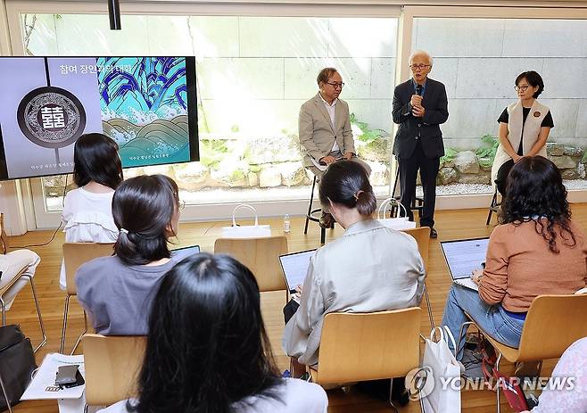 '장인의 손과 도구를 만나다' 전시 간담회 (서울=연합뉴스) 이재희 기자 = 8일 서울 종로구 아름지기에서 열린 '장인의 손과 도구를 만나다' 전시 간담회에서 권오창 화백이 인사말을 하고 있다. 
전통 기술로 제작한 재현집기류 14점과 전통 장인의 작품 등을 소개하는 이 전시는 덕수궁 즉조당에서 오는 21일까지 열린다. 2026.6.8 scape@yna.co.kr