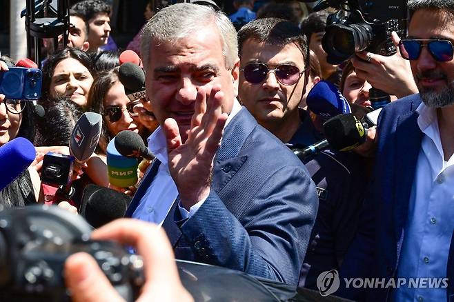 지난 7일(현지시간) 투표소 찾은 아르메니아 야당 강한아르메니아당의 삼벨 카라페 대표 [AFP 연합뉴스. 재판매 및 DB 금지]