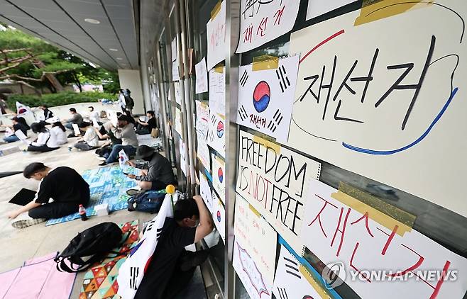 계속되는 '재선거' 외침 (서울=연합뉴스) 김인철 기자 = 6·3 지방선거 투표지 부족 사태를 규탄하며 재선거를 요구하는 '잠실 개표소 봉쇄 시위'가 계속되고 있는 7일 서울 송파구 올림픽공원 핸드볼경기장 앞 매표소 부스에 재선거를 요구하는 문구 등이 적힌 종이가 붙어있다. 2026.6.7 yatoya@yna.co.kr