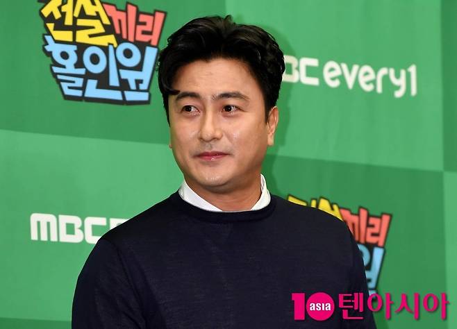 안정환이 취재진 앞에 섰다. / 사진=텐아시아DB