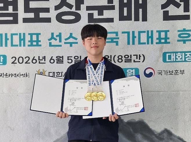 제6회 홍범도장군배 전국사격대회 남자 고등부에서 3관왕에 오른 전익범(인천체고)이 금메달을 걸고 기념사진을 촬영하고 있다. <인천체고 제공>