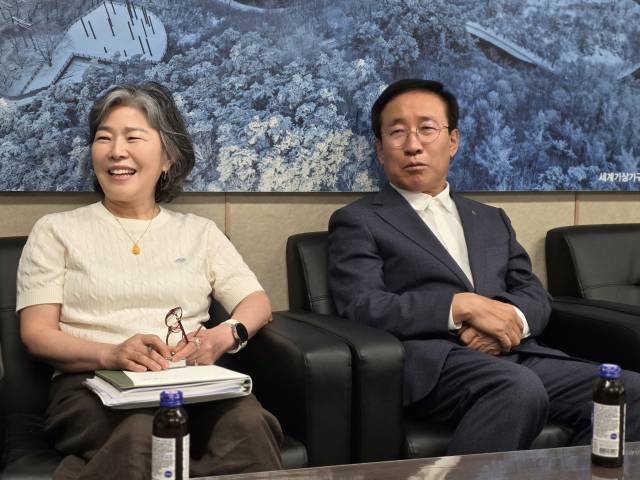 김문근(우측) 단양군수가 표기동(좌측) 기획예산담당관과 단양군청 브리핑룸을 방문해 기자들과 만나 차질 없는 사업을 펼쳐 단양을 지속적으로 발전 시키겠다고 말하고 있다. 단양=이상복 기자