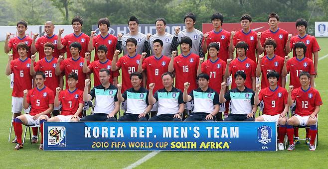 지난 2010년 5월19일 파주NFC에서 열린 포토데이에서 남아공 월드컵 대표팀이 새 유니폼을 입고 기념촬영하고 있다. 연합뉴스