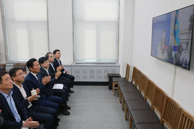 대통령 취임 1주년 기자회견 보는 민주당 지도부. 연합뉴스
