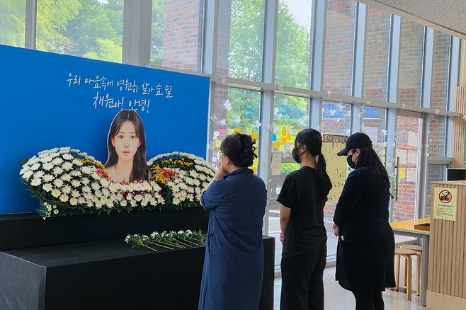 9일 오전 9시40분께 광주광역시교육청 시민협치진흥원 1층 로비에 마련된 '故이채원 학생 기억공간'에서 유가족들이 헌화를 하고 있다. 이시호 인턴기자