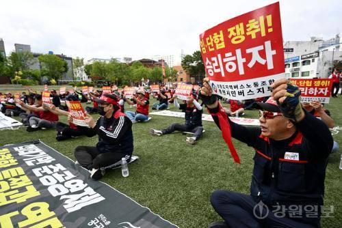 춘천 시내버스 파업 장기화가 이어지는 가운데 춘천 시민버스 노조가 8일 춘천시청 광장에서 임금협상 타결을 촉구하는 집회를 벌이고 있다. 임도혁기자
