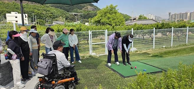 ▲ 김소점 경산시장애인체육회 사무국장이 장애인 파크골프 지도자 자격증을 취득한 후, 직접 현장 지도에 나서 지역 사회에 훈훈한 감동을 전하고 있다. 경산시.