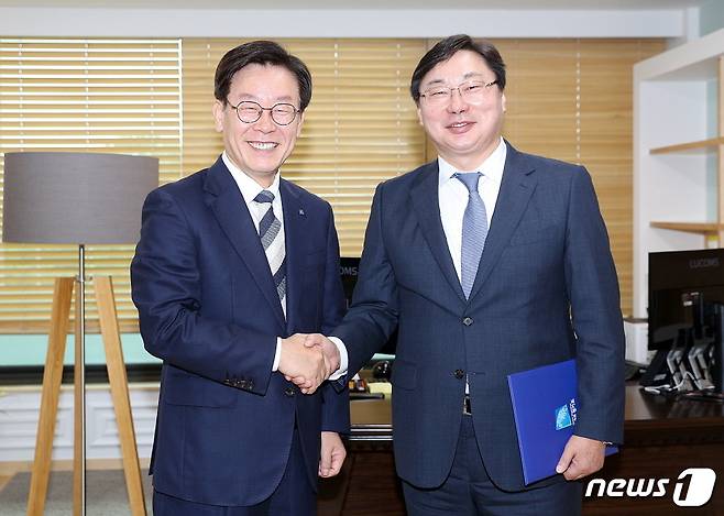이화영 경기도 연정부지사가 10일 오전 이재명 경기도지사로부터 임명장을 받고 공식 취임했다.(경기도 제공)2018.7.10 ⓒ 뉴스1