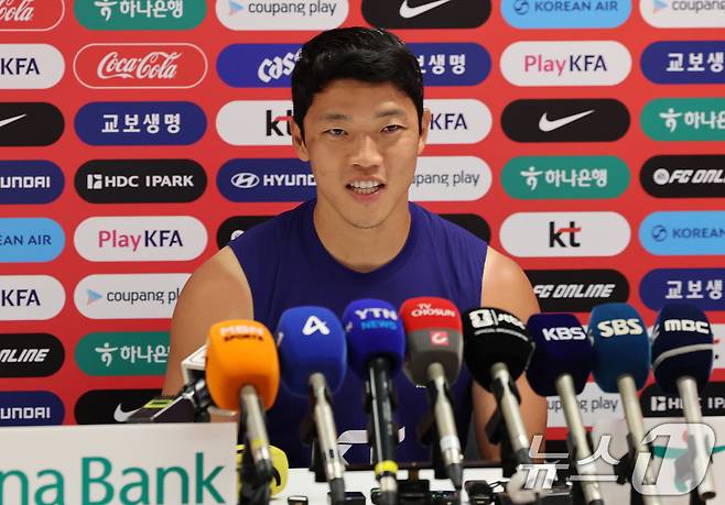 2026 북중미 월드컵에 출전하는 대한민국 축구 국가대표팀 황희찬이 8일(현지시간) 멕시코 과달라하라 인근 사포판에 위치한 치바스 바예 베르데에서 인터뷰를 하고 있다. 2026.6.9 ⓒ 뉴스1 임세영 기자