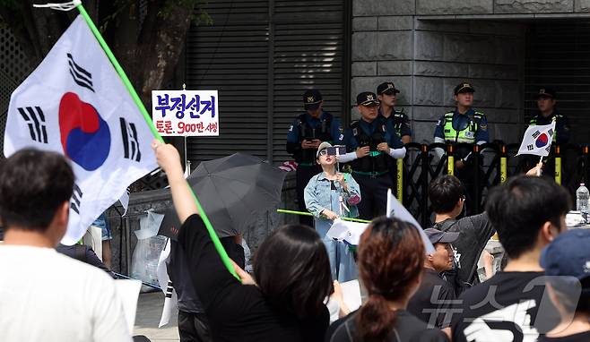 제9회 전국동시지방선거 투표용지 부족 사태에 반발한 시민들이 8일 서울 송파구 올림픽공원 핸드볼경기장 개표소 앞에 모여 재선거를 요구하는 구호를 외치고 있다. 2026.6.8 ⓒ 뉴스1 김진환 기자