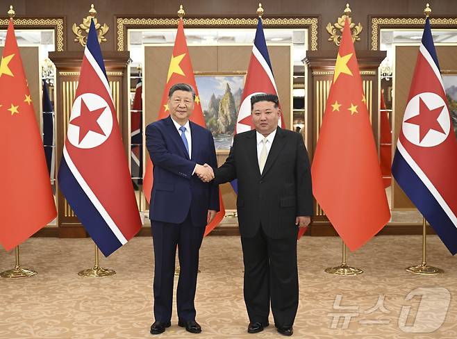 김정은 북한 노동당 총비서와 시진핑 중국 국가주석이 8일 평양 금수산 영빈관에서 열린 정상회담에서 악수를 하고 있다. 2026.6.8 ⓒ 신화=뉴스1