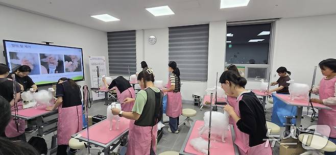 임실군은 '반려견미용사 자격증(3급) 과정' 개강식을 열고 교육을 시작했다고 9일 밝혔다.(임실군 제공. 재판매 및 DB금지)2026.6.9/뉴스1