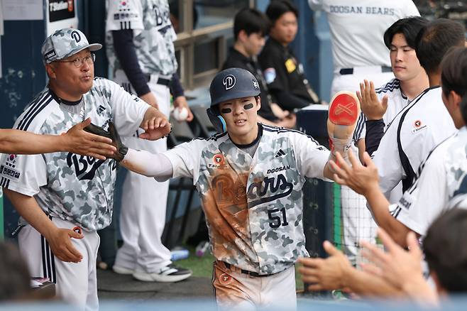 두산 조수행이 7일 서울 잠실구장에서 열린 2026 KBO리그 정규시즌 키움전 득점 후 더그아웃에서 동료들과 하이파이브를 하고 있다. 사진 | 두산 베어스