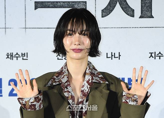 배우 나나가 17일 서울 광진구 롯데시네마 건대입구점에서 진행된 영화 ‘전지적 독자 시점’ 제작발표회에서 취재진을 향해 포즈를 취하고 있다.  영화 ‘전지적 독자 시점’은 10년 이상 연재된 소설이 완결된 날 소설 속 세계가 현실이 되어 버리고, 유일한 독자였던 ‘김독자’가 소설의 주인공 ‘유중혁’ 그리고 동료들과 함께 멸망한 세계에서 살아남기 위한 판타지 액션 영화로 배우 안효섭, 이민호, 배수빈, 신승호, 나나, 지수, 권은성 등이 출연한다. 2025. 6. 17.  박진업 기자 upandup@sportsseoul.com