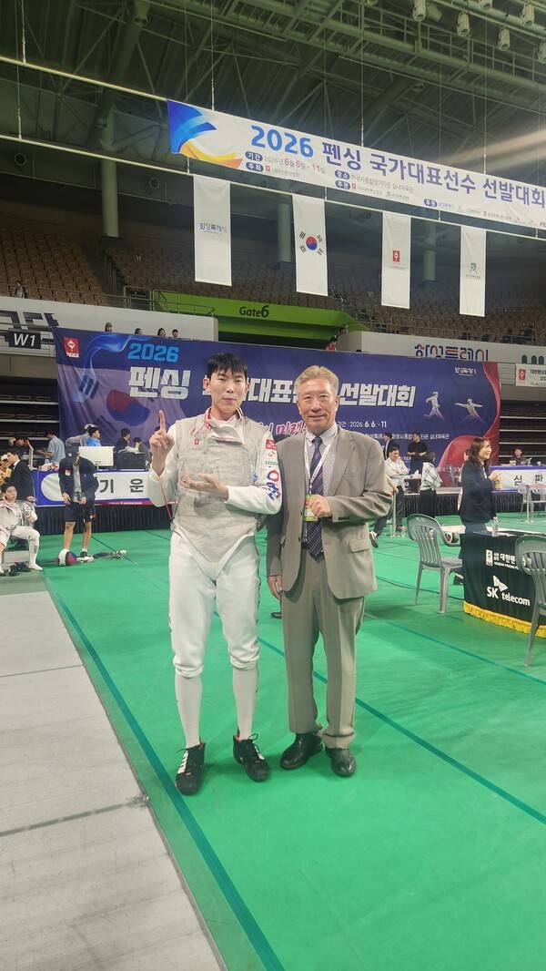 윤창현 선수가 2026 펜싱 국가대표선발전 플뢰레 종목에서 우승을 하고 양달식 총감독과 기념 촬영을 하고 있다./사진=이윤 기자