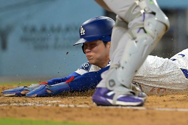 May 25, 2026; Los Angeles, California, USA;  Los Angeles Dodgers second baseman Hyeseong Kim (6) scores on a sacrifice fly by shortstop Mookie Betts (50) in the seventh inning against the Colorado Rockies at Dodger Stadium. Mandatory Credit: Jayne Kamin-Oncea-Imagn Images







<저작권자(c) 연합뉴스, 무단 전재-재배포, AI 학습 및 활용 금지>