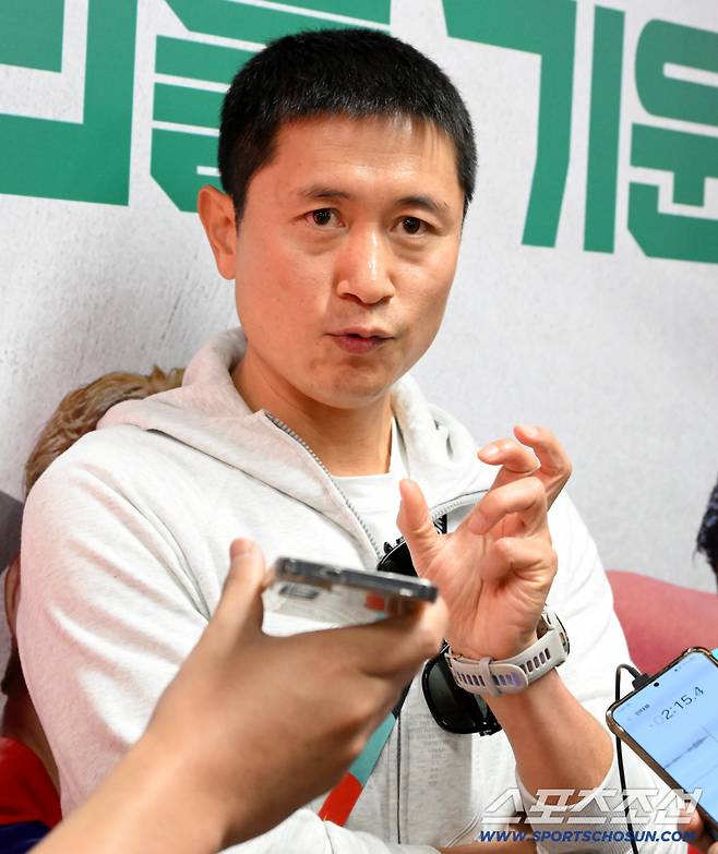 9일(한국시각) 멕시코 과달라하라 인근 사포판 월드컵대표팀 베이스캠프 훈련장 치바스 베르데 바예에서 진행된 대한민국 월드컵 대표팀의 공식 훈련. 훈련장을 찾은 이영표 해설위원이 취재진과 인터뷰를 하고 있다. 사포판(멕시코)=허상욱 기자wook@sportschosun.com/2026.06.09/