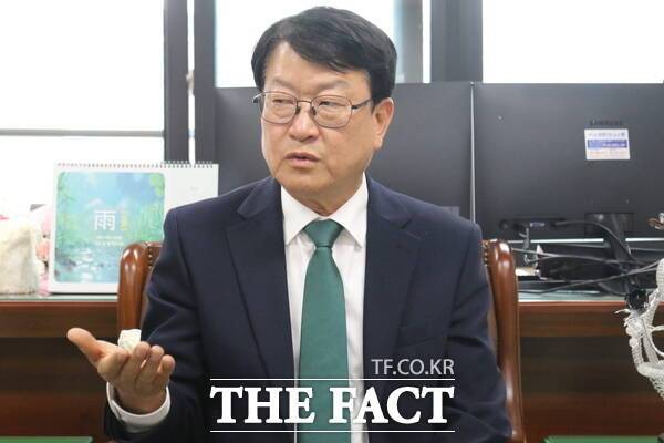 오석진 대전시교육감 당선인이 8일 대전동부교육지원청 내에 마련된 당선인 사무실에서 <더팩트>와 인터뷰를 진행하고 있는 모습. /정예준 기자