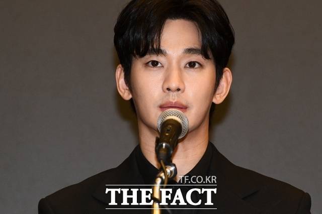 배우 김수현의 활동 재개 소식이 주목을 받고 있다. 소속사 골드메달리스트는 김수현이 오는 7월 14일 필리핀 대표 패션 브랜드 벤치와 광고 촬영을 진행한다고 공식 발표했다. /서예원 기자