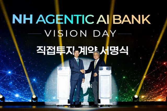 9일 서울시 중구 NH농협은행 본사에서 NH농협은행 강태영 은행장(사진 왼쪽)이'NH AGENTIC AI BANK' 비전 선포식에서  최대우 애자일소다 대표와 직접투자계약 서명식 후 기념촬영을 하고 있다.(사진=NH농협은행)