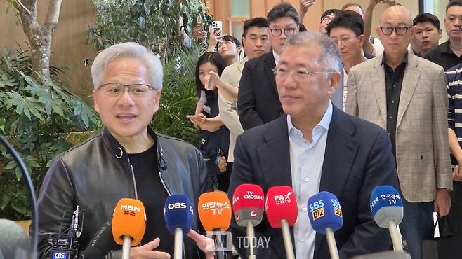 현대자동차그룹 본사를 방문한 엔비디아 젠슨 황 CEO가 정의선 회장과 기자회견을 하고 있는 모습