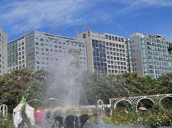 남해안·제주 너울 주의… 강원 지역 雨 [내일날씨]=수요일인 내일(10일) 전국이 대체로 맑겠으나 수도권과 강원도는 대체로 흐리겠다. 아침 최저기온은 12~17℃, 낮 최고기온은 24~30℃가 되겠다. 강원 중부내륙과 강원 중.북부 산지, 강원 북부 동해안에 비가 확대되어 내리다가 저녁(18~21시)에 대부분 그치겠다. 남해안과 제주도 해안에 너울에 의한 높은 물결이 백사장으로 강하게 밀려오고, 갯바위나 방파제를 넘는 곳이 있겠으니 해안가 안전사고에 유의하기 바란다. ⓒbnt뉴스: 오늘날씨, 내일날씨, 주간날씨 예보
