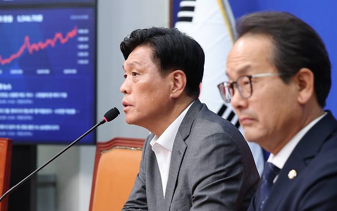 조승래 더불어민주당 사무총장이 8일 오후 서울 여의도 국회에서 당무 현안 관련 기자회견을 하고 있다. /뉴시스