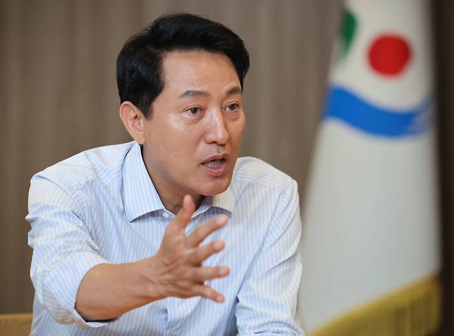 오세훈 서울시장이 8일 서울시청 시장 집무실에서 본지와 인터뷰하고 있다. 6·3 지방선거에서 사상 최초로 5선 고지에 오른 오 시장은 “민심은 국민의힘에 중도의 거친 바다로 나아가라는 것”이라고 말했다. /장경식 기자