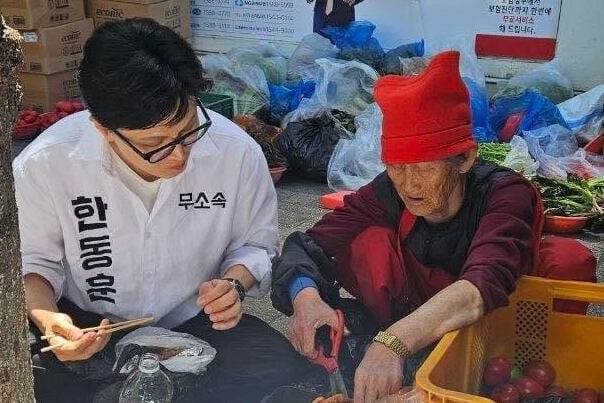 어버이날인 지난달 8일 김복악 할머니가 자신이 준비해 온 김치를 당시 한동훈 후보에게 잘라주고 있다. /한동훈 페이스북