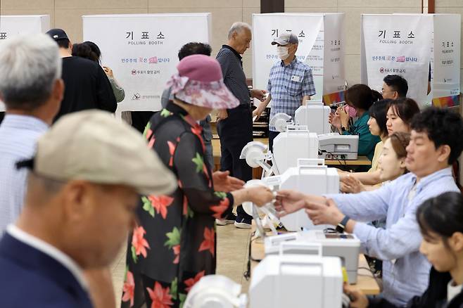 제9회 전국동시지방선거 사전투표 이틀차인 30일 오전 광주 광산구 우산동행정복지센터 3층에 마련된 사전투표소에서 유권자들이 투표하고 있다./연합뉴스