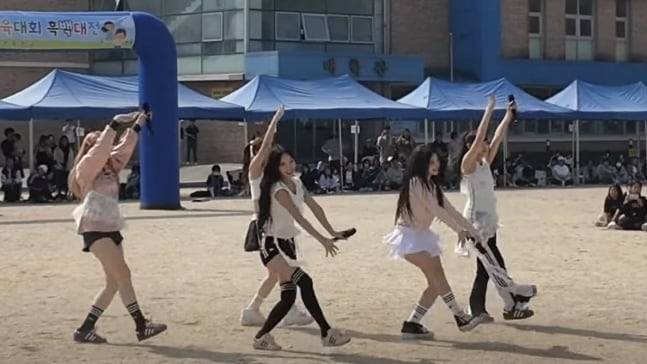 걸그룹 리센느가 한 초등학교 운동장에서 공연을 펼치고 있는 모습. /유튜브 채널 ‘TOON STUDIO’ 캡처