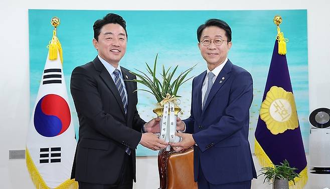 조정식(오른쪽) 국회의장과 강훈식 대통령 비서실장은 9일 국회에서 만났다. 연합뉴스