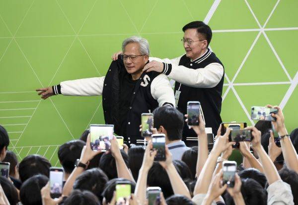 서울대 점퍼 입고 있는 황 CEO.ⓒ뉴시스