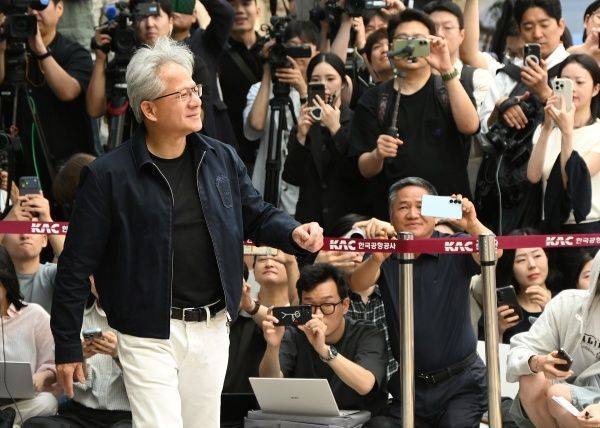 김포공항을 통해 입국하는 황 CEO.ⓒ뉴시스
