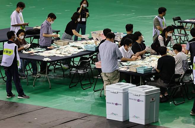 5일 서울 송파구 올림픽공원 핸드볼경기장에서 ‘투표용지 부족 사태’가 불거져 개표가 미뤄졌던 잠실7동 제2투표소 투표함의 개표가 진행되고 있다. 2026.6.5 뉴스1