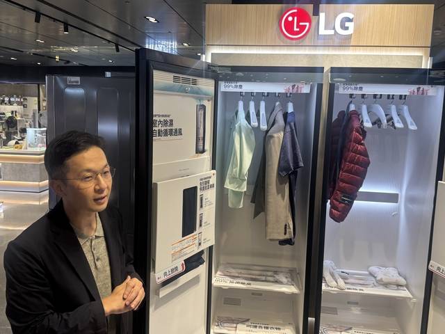 김건일 LG전자 대만법인장이 지난달 31일 대만 타이베이 신의구에 위치한 원동백화점 A13점 LG전자 매장에서 설명을 하고 있다.