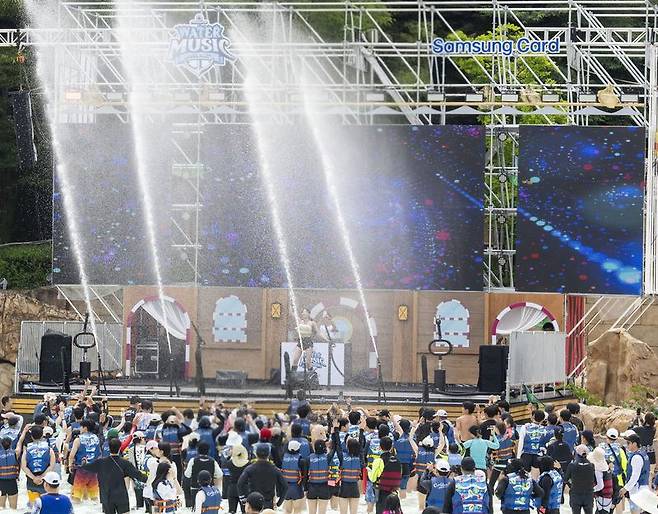경기 용인시에 위치한 캐리비안 베이를 찾은 방문객들이 야외 파도풀에서 워터 뮤직 풀파티를 즐기고 있다. 삼성물산 제공