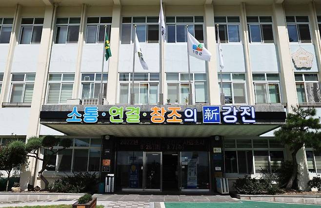 전남 강진군<사진>이 청년 관광객 특별 지원을 핵심으로 한 '2026년 강진 반값여행(지역 사랑 휴가 지원 사업)'을 오는 10일부터 본격 운영한다. 강진군 제공