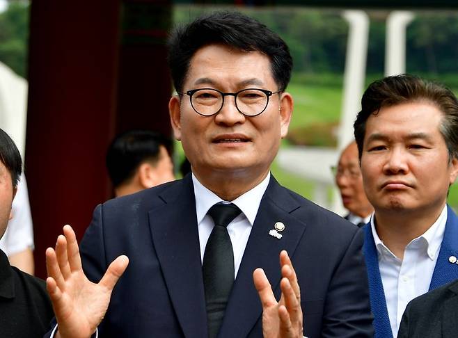 [광주=뉴시스] 류형근 기자 = 6·3 국회의원 재보선을 통해 국회 재입성한 더불어민주당 송영길 의원이 7일 오전 광주 북구 운정동 국립5·18민주묘지 민주의 문앞에서 기자들의 질문에 답변을 하고 있다. 2026.06.07. hgryu77@newsis.com /사진=뉴시스