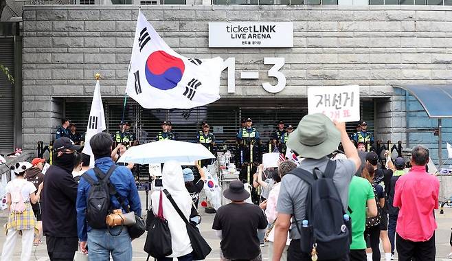 제9회 전국동시지방선거 투표용지 부족 사태를 규탄하며 재선거를 요구하는 집회가 계속되고 있는 8일 서울 송파구 올림픽공원 핸드볼경기장 개표소 앞에 모여 재선거를 요구하는 구호를 외치고 있다. /사진=뉴스1