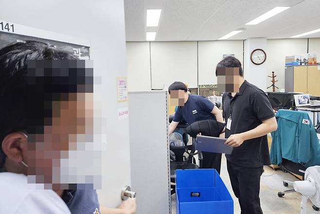 경남경찰청 사이버수사과 수사관들이 9일 오전 경남도청 사무실을 압수수색하고 있다. 최상원 기자