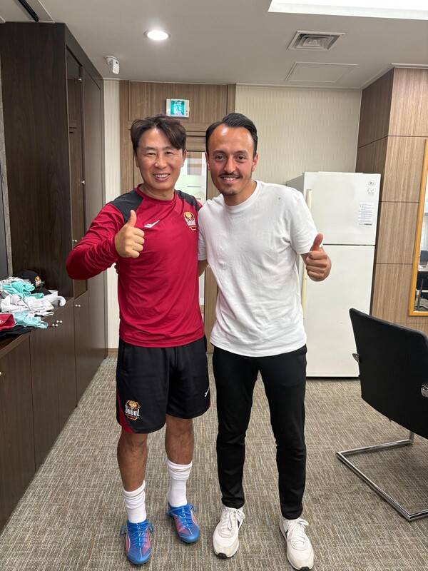 FC서울 김기동 감독과 만난 렘지 카흐라만 코치. 렘지 카흐라만 제공