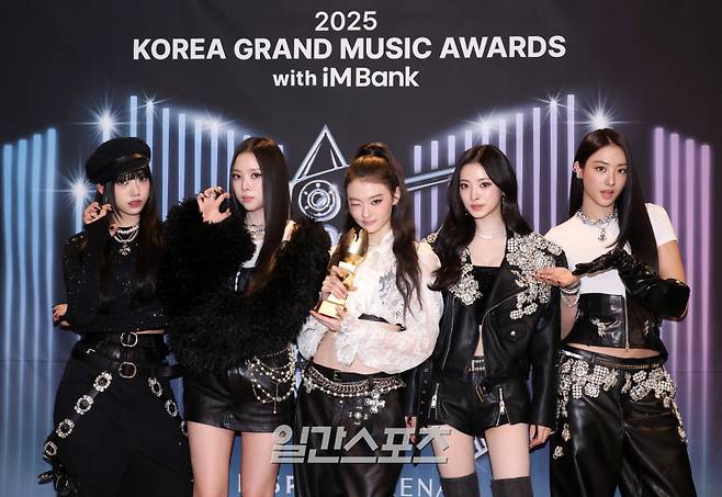 ‘2025 코리아 그랜드 뮤직 어워즈 with iM뱅크’(2025 KGMA) 첫날 아티스트데이가 14일 오후 인천 영종도 인스파이어 아레나에서 펼쳐졌다. 미야오가 수상 후 트로피 세리머니를 하고 있다. KGMA는 한 해 동안 국내외 팬들에게 많은 사랑을 받은 K팝 아티스트와 작품들을 조명해 차별화된 콘텐츠를 선보이는 K팝 축제다. 올해는 KGMA 조직위원회와 크리에이터링, 디오디가 공동 주관하며, 인천광역시와 인천관광공사가 후원한다. 타이틀 스폰서로는 iM뱅크가 함께한다. 2025 KGMA는 KT ENA가 주관 방송사로 참여하며, 틱톡라이브를 통해 일본, 중국을 제외한 국내 및 글로벌에 생중계된다. 일본에서는 훌루 재팬을 통해 실시간으로 볼 수 있다. 영종도(인천)=KGMA특별취재단/2025.11.14./